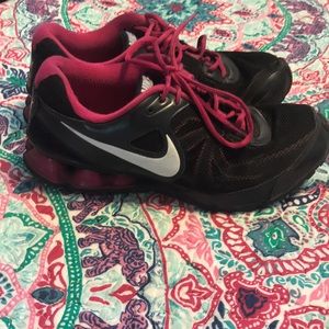 Women’s black and hot pink Nike shocks size 9